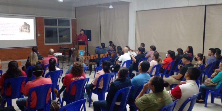 Desarrollan programa de capacitación para docentes y padres ante problemáticas sociales