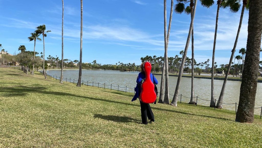 La artista Berta Rojas apela a la solidaridad para recuperar su guitarra que le robaron en EEUU La artista Berta Rojas apela a la solidaridad para recuperar su guitarra que le robaron en EEUU