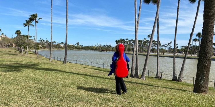 La artista Berta Rojas apela a la solidaridad para recuperar su guitarra que le robaron en EEUU La artista Berta Rojas apela a la solidaridad para recuperar su guitarra que le robaron en EEUU