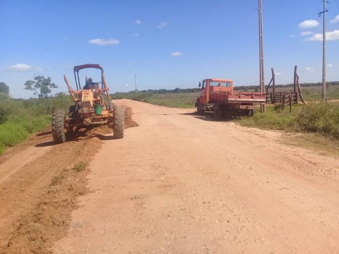 El MOPC mejora transitabilidad de caminos vecinales en Ñeembucú