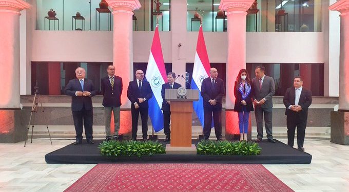 Canciller Euclides Acevedo presentó su renuncia al cargo