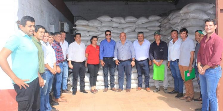 Gobernación de Ñeembucú entregó 5.000 bolsas de avena negra a productores