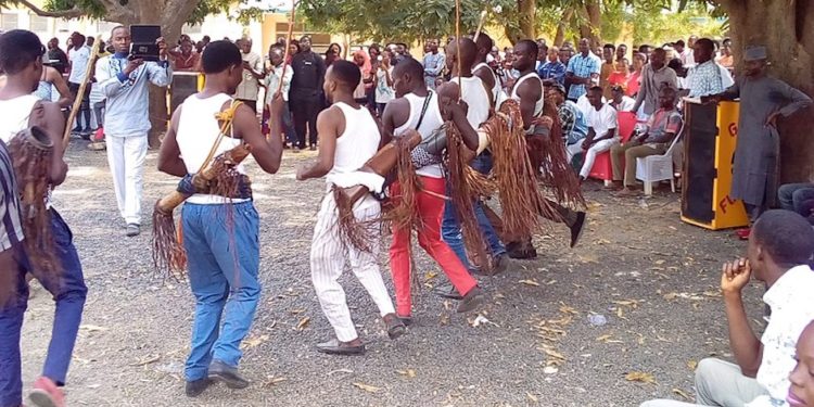 Después de 50 años de trabajo, el pueblo kamwe ya tiene la Biblia traducida a su idioma Después de 50 años de trabajo, el pueblo kamwe ya tiene la Biblia traducida a su idioma