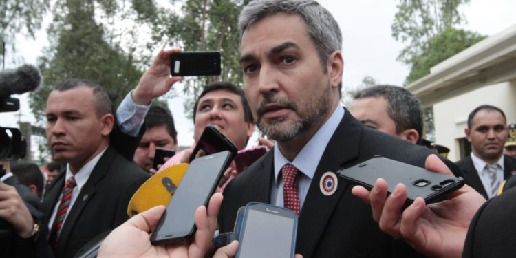 Mario Abdo Benítez saluda a todos los periodistas