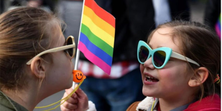 Alabama aprueba ley que criminaliza la transición de género en niños