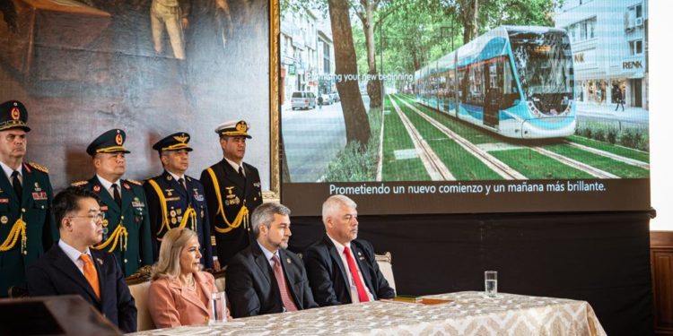 Gobierno presentó proyecto para impulsar Tren de Cercanía con apoyo de Corea