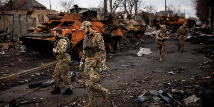 Continúan los ataques intensos en Ucrania y un centenar de personas ya han huido del país.