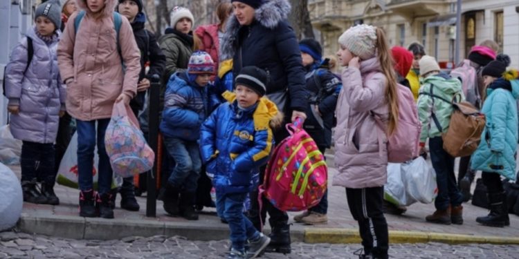 Grupo cristiano ayuda a evacuar cientos de huérfanos ucranianos de regiones en guerra