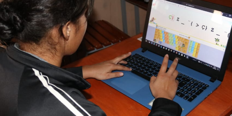 Jóvenes y docentes de Carmelo Peralta recibieron capacitación