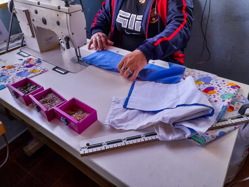 Privadas de Libertad crean innovadoras almohadas terapéuticas