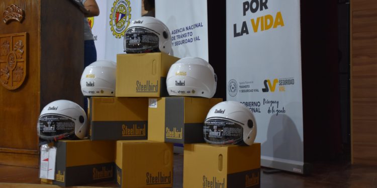 Agencia Nacional de Tránsito capacitó y entregó cascos a motociclistas en Asunción