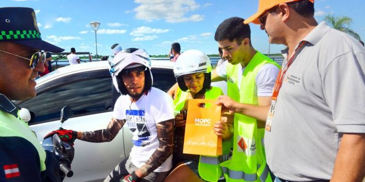 Con entrega de chalecos reflectivos inició la campaña de educación y seguridad vial a motociclistas Con entrega de chalecos reflectivos inició la campaña de educación y seguridad vial a motociclistas