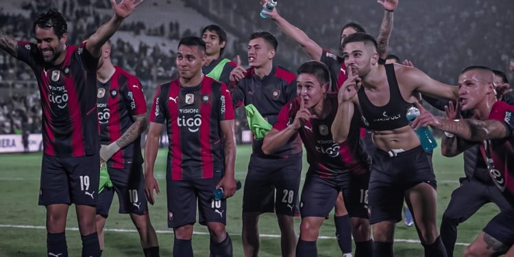 Tremenda goleada del Ciclón para seguir en la lucha por el título