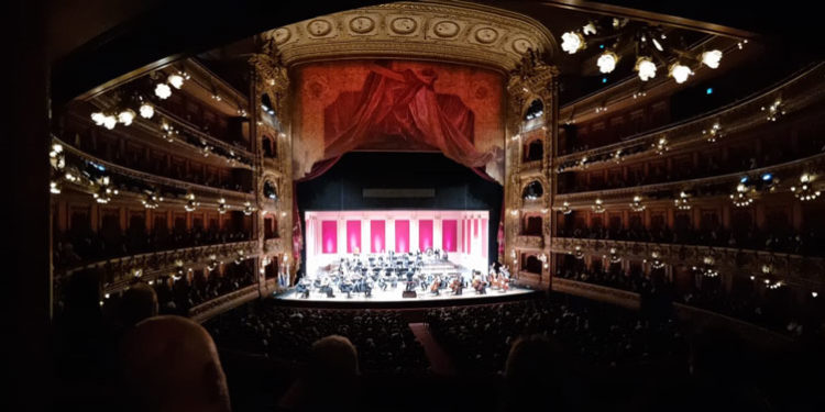 La Sinfónica Nacional se presentó en el Teatro Colón de Buenos Aires La Sinfónica Nacional se presentó en el Teatro Colón de Buenos Aires