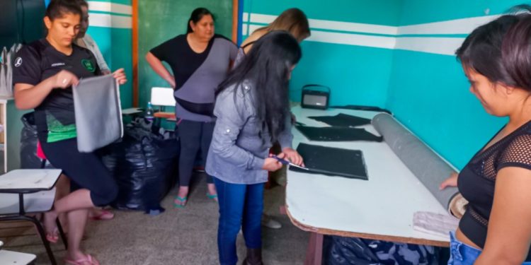 Privadas de libertad de Encarnación aprenden a decorar espacios fabricando tapetes y almohadones