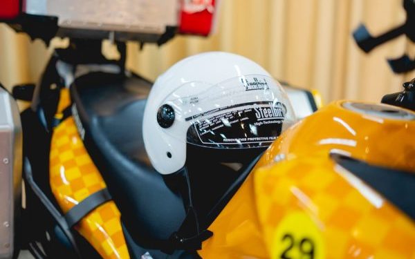 “Usá la cabeza” entregó cascos a motociclistas en Itauguá con el objetivo de promover su correcta utilización “Usá la cabeza” entregó cascos a motociclistas en Itauguá con el objetivo de promover su correcta utilización