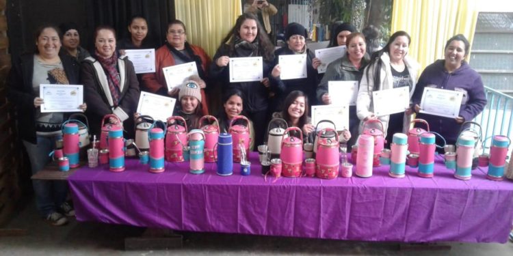 Organización cristiana ofrece taller de artesanía que genera ingresos