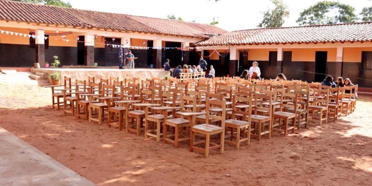 Centros educativos de Central reciben nueva partida de mobiliarios