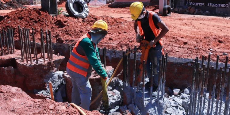 En Tres Bocas se colocan caños de drenaje pluvial que beneficiarán a vecinos En Tres Bocas se colocan caños de drenaje pluvial que beneficiarán a vecinos