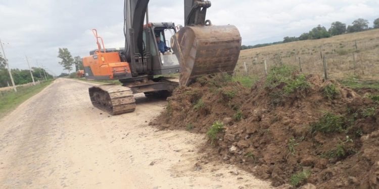 Prosiguen mejoras de caminos vecinales en Ñeembucú