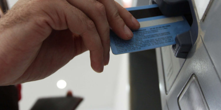 Este viernes prosiguió el pago de salarios a funcionarios públicos