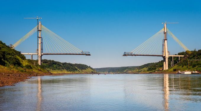 Faltan 100 metros para que el Puente de la Integración establezca una nueva unión entre Paraguay y Brasil