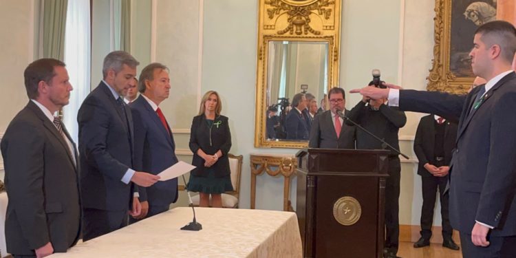 Presidente tomó juramento a dos nuevos embajadores