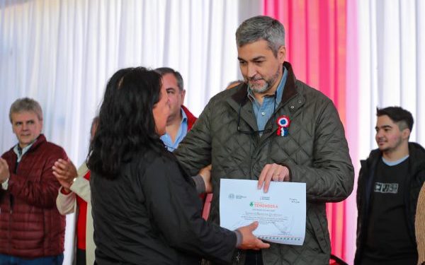 Nuevas viviendas sociales y entrega de aportes sociales en Misiones