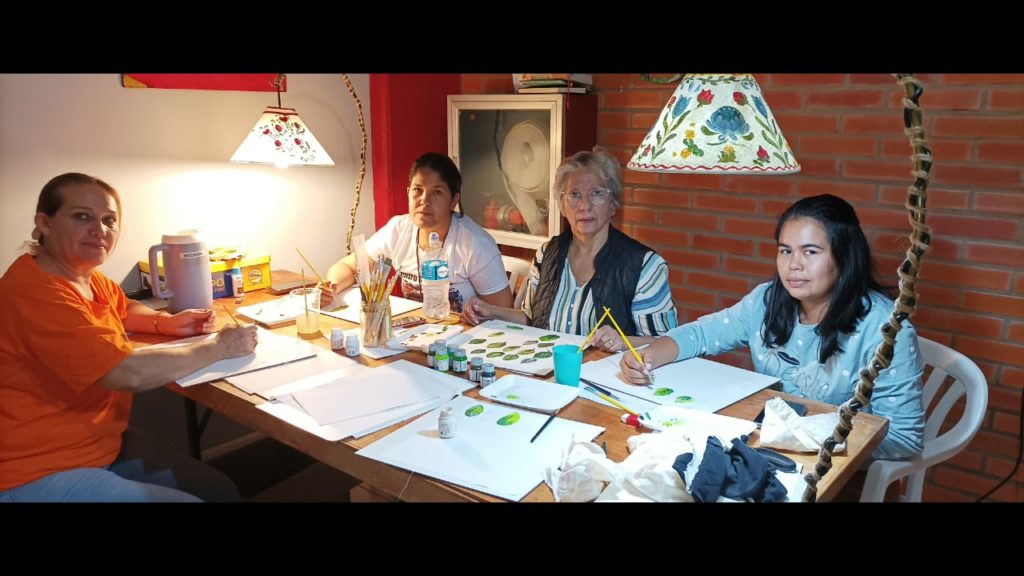 Desarrollan Taller de Pintura sobre tela en las instalaciones de la Municipalidad de Loma Plata.