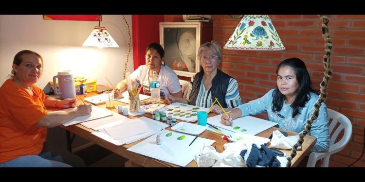 Desarrollan Taller de Pintura sobre tela en las instalaciones de la Municipalidad de Loma Plata.