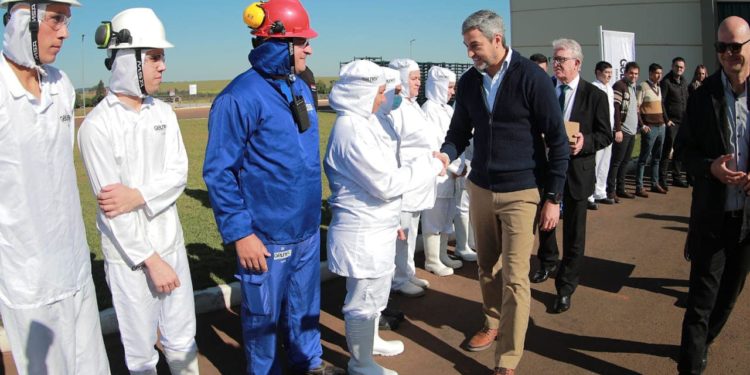 Mario Abdo Benítez visitó instalaciones de fábrica en Minga Guazú Mario Abdo Benítez visitó instalaciones de fábrica en Minga Guazú