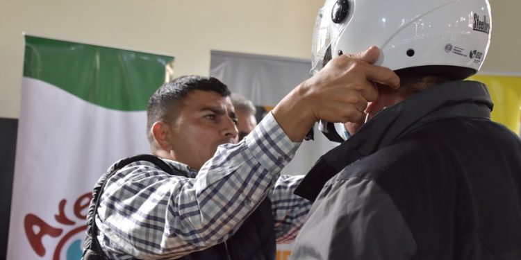 Agencia de Tránsito distribuyó 50 cascos a motociclistas de Areguá Agencia de Tránsito distribuyó 50 cascos a motociclistas de Areguá