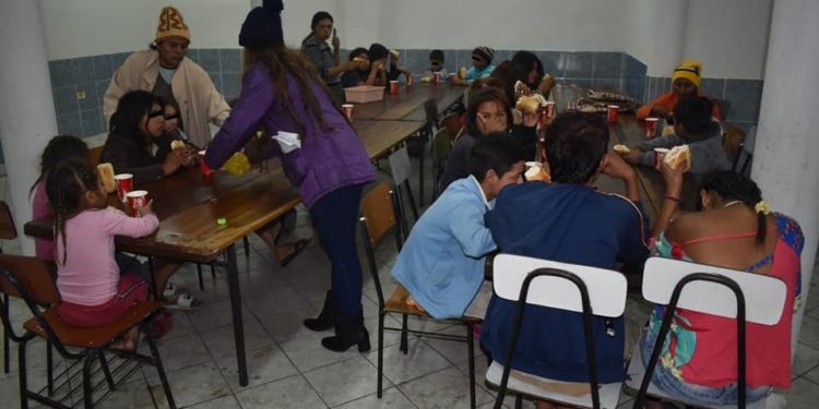 INDI y Policía Nacional continúan asistiendo a niños y mujeres indígenas expuestas a bajas temperaturas INDI y Policía Nacional continúan asistiendo a niños y mujeres indígenas expuestas a bajas temperaturas