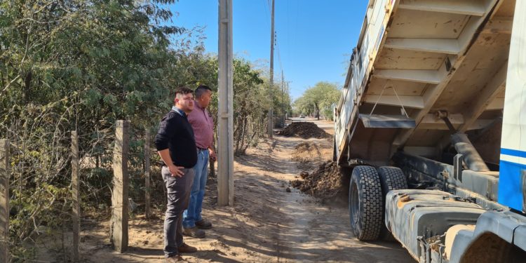 Avanzan los trabajos de limpieza de tajamares y reparación de calles en Mcal. Estigarribia