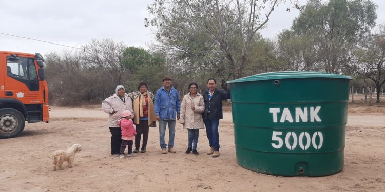 Gobernación de Boquerón entregó tanques de agua a granjeros y emprendedoras