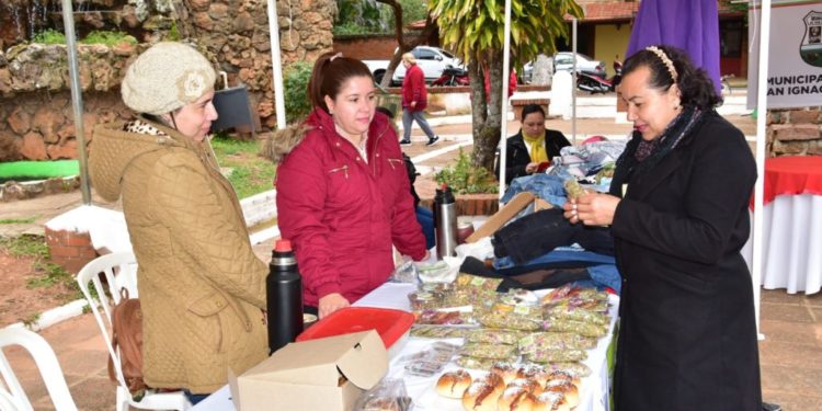 Gobierno entrega toldos a emprendedores para fortalecer las expoferias Gobierno entrega toldos a emprendedores para fortalecer las expoferias