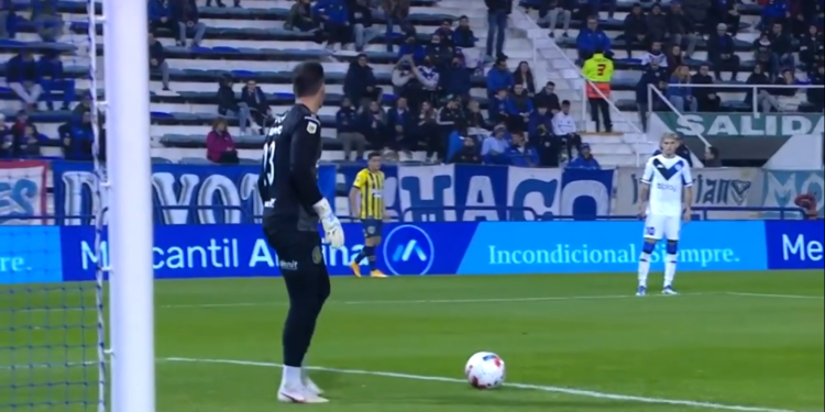 Grosero error del portero Gaspar Servio