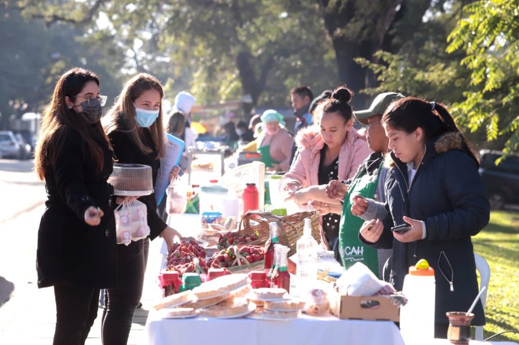 Mujeres emprendedoras realizan feria de exposición y venta la ciudad de Villa Elisa