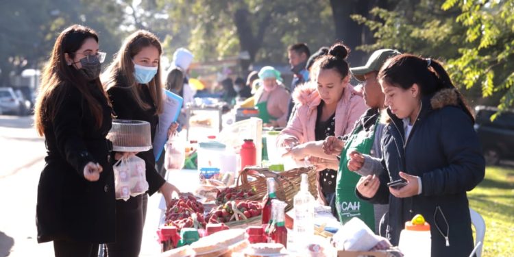 Mujeres emprendedoras realizan feria de exposición y venta la ciudad de Villa Elisa