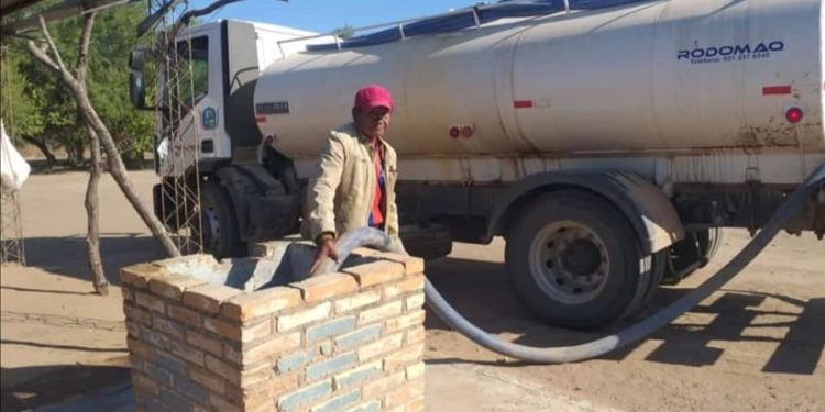 Gobernación de Boquerón asistió con distribución de agua a comisiones vecinales