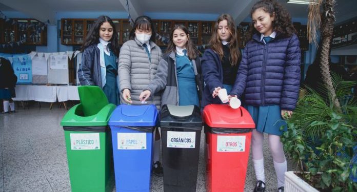 Estudiantes inauguran prensa compactadora de reciclaje para utiliza en institución educativa