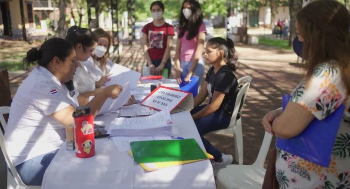 Gobierno entrega becas de estudios a 1.100 jóvenes de Misiones