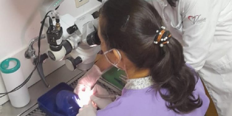 Oftalmólogas del “Acosta Ñu” se entrenan en cirugías de cataratas