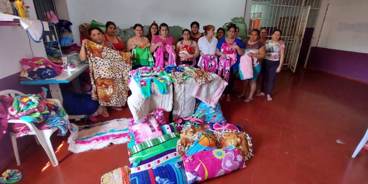 Desde el penal de PJC, fabrican ropas de abrigo