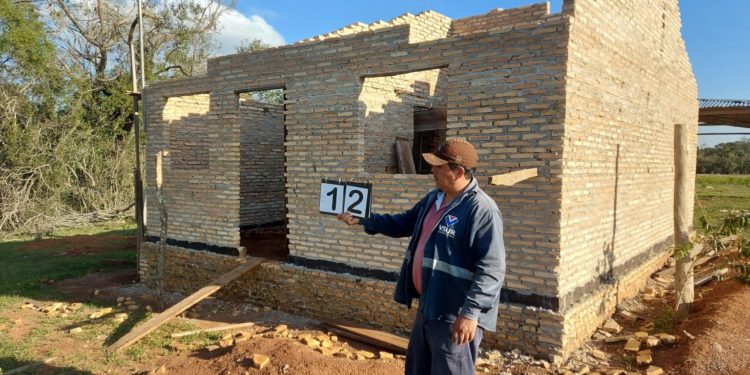 Con un avance de cerca del 35% continúa la construcción de 42 soluciones habitacionales en Caazapá