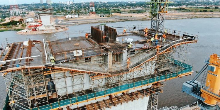 Avanzan obras de lo que será el primer puente que unirá Asunción con la región occidental, llamado Héroes del Chaco