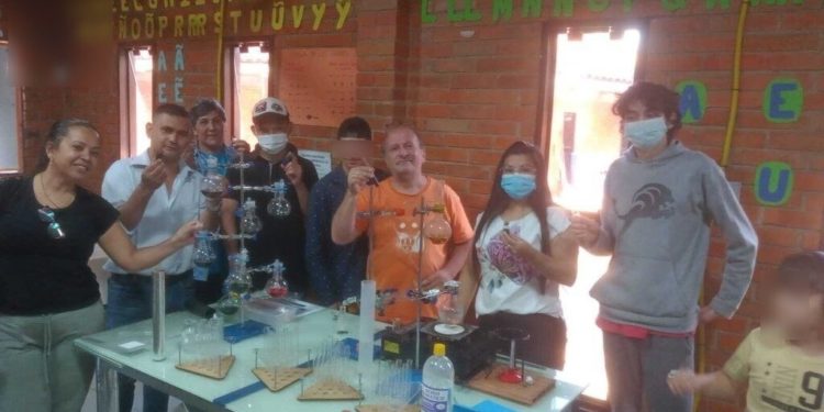 Más de 50 niños y adolescentes participaron del taller «Soy químico por un día»