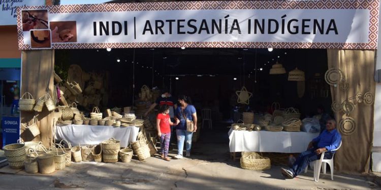 Noche de premiación, el stand del INDI es galardonado en la Expo de Mariano Roque Alonso