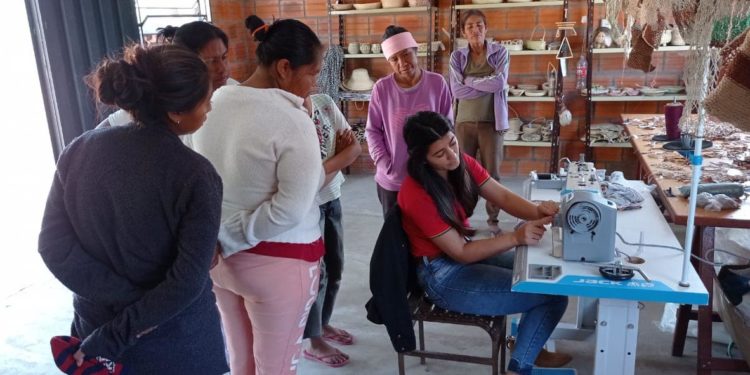 Brindaron capacitación en máquinas industriales de coser a mujeres del distrito de Teniente 1° Manuel Irala Fernández