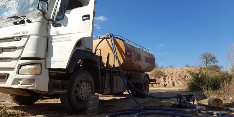 Acarreo de agua en las comunidades para paliar la extrema sequia